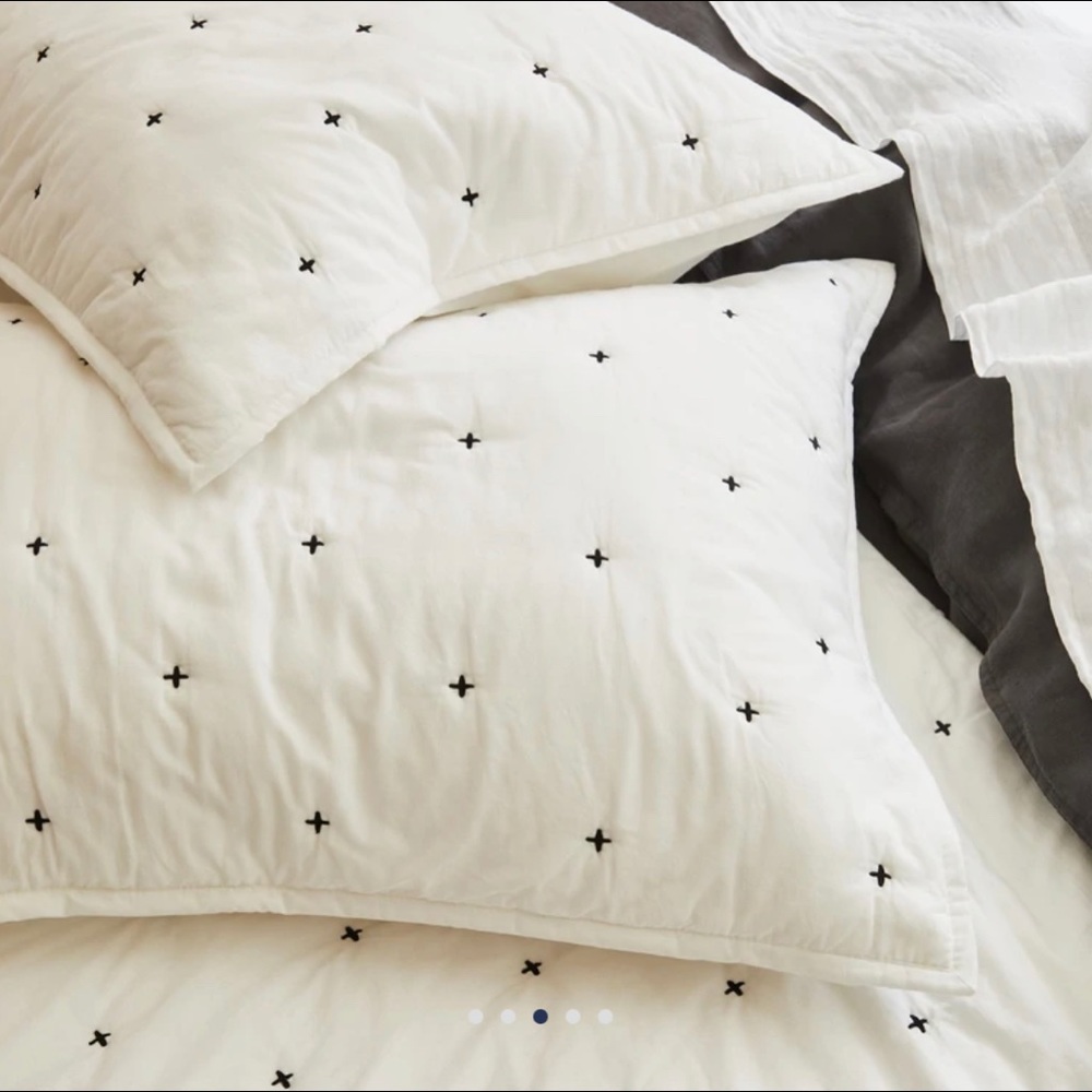 Set of two king sized lightweight shams | Brooklinen | NWOT | black lorikeet